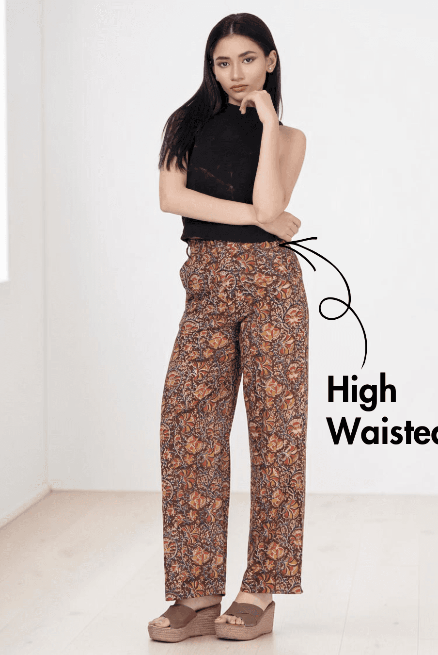 Women's wide leg pants with functional pockets and high waist in floral print - Front View