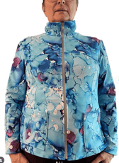 Woman in purple sports jacket with thumbhole cuffs, front view