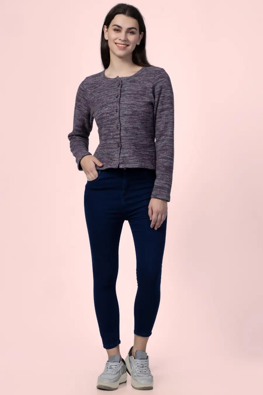 Full-body view of the model wearing the 'Liza' cardigan, styled with jeans and sneakers. A beginner-friendly sewing pattern for creating a chic and cozy outfit.