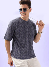 Model wearing the Men's Oversized T-shirt 'Archie' with sunglasses and accessories, showcasing a trendy and effortless casual look.