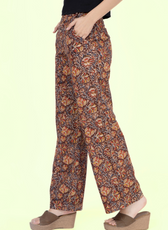 Side view of Maya wide-leg pants showcasing pocket details and relaxed fit. Ideal for sewing enthusiasts looking for a chic, comfortable style.