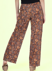 Back view of Maya wide-leg pants highlighting the flattering high-waisted fit. A great sewing pattern for creating stylish, flowy trousers.