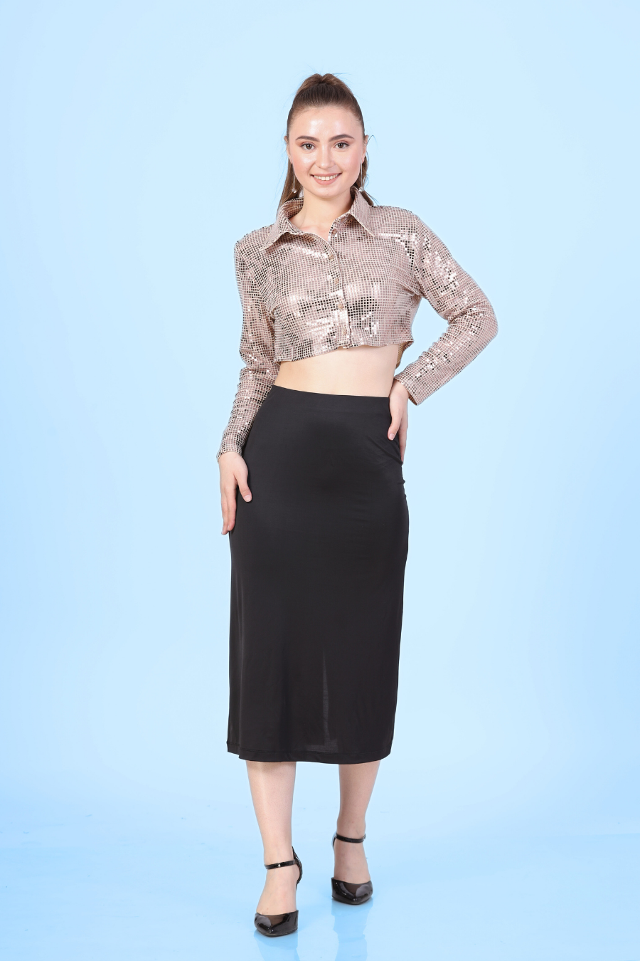 Image of a model wearing a crop shirt with a straight hem and full-length sleeves sewed with winslet's patterns