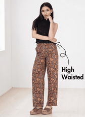 Women's wide leg pants with functional pockets and high waist in floral print - Front View