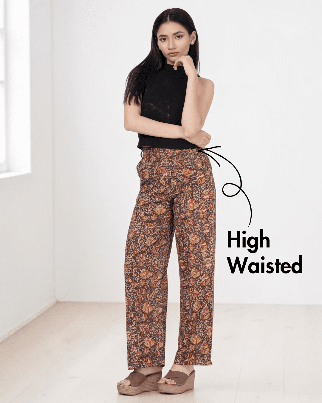 Women's wide leg pants with functional pockets and high waist in floral print - Front View
