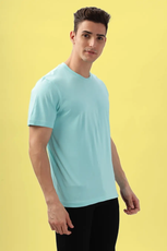 Men's round neck T-shirt in light blue. Features a timeless fit with short sleeves and a neatly finished neckline.