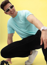 Men's round neck T-shirt in light blue styled with sunglasses. A relaxed and modern fit with short sleeves and a straight hem.