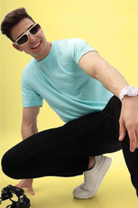 Men's round neck T-shirt in light blue styled with sunglasses. A relaxed and modern fit with short sleeves and a straight hem.