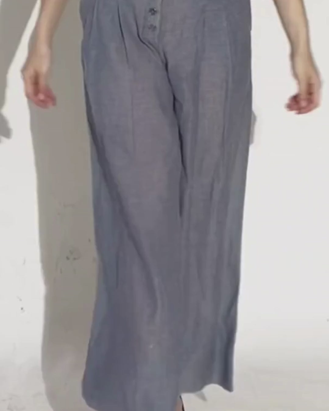 Women's gray pleated wide-leg pants with high waist and side pockets